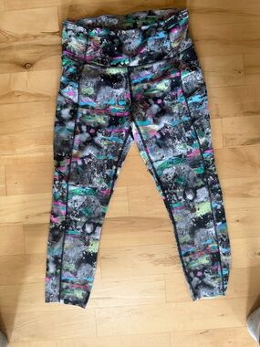 Lululemon Fast & Free Crop Legging Sz. 8, Neon 80’s print